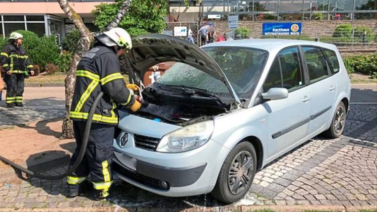 Zu einem Fahrzeugbrand ist die Feuerwehr Wildeshausen am Donnerstagvormittag auf die A1 im Bereich der Gemeinde Dötlingen ausgerückt. 