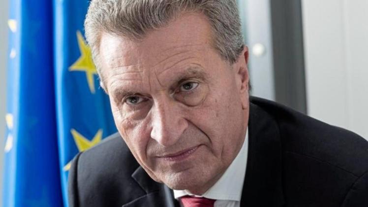 Sieht Kanzlerin Angela Merkel nach dem Rückzug von der CDU-Spitze nicht als "lahme Ente": EU-Haushaltskommissar Günther Oettinger (CDU) 
