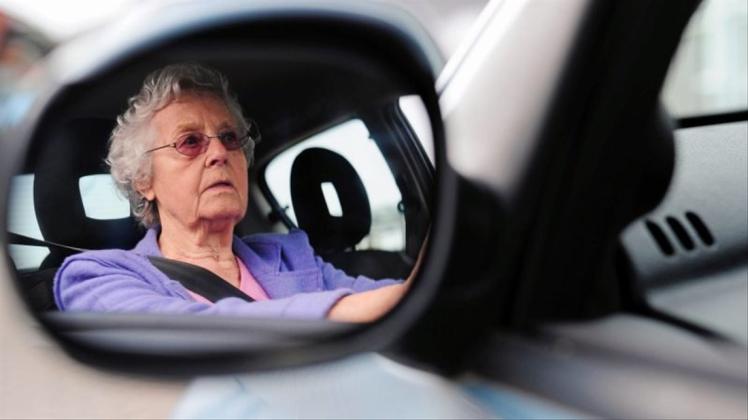 Ob Senioren noch mit dem Auto fahren sollten, wird nach Unfällen in Delmenhorst und Ganderkesee wieder diskutiert. Symbolfoto: Alexander Körner/dpa