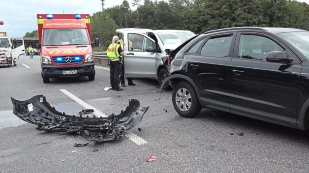 Auf der A28 bei Hatten fahndete die Polizei am Freitagmittag nach dem Autobahnschützen. Auf der Gegenfahrbahn kam es zu einem Unfall. Insgesamt sieben Personen wurden leicht verletzt. Der Sachschaden: rund 48.000 Euro. 