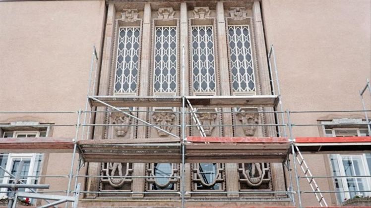 Neue Farbe am Rathaus: Die Fenster des mittleren Gebäudeteils werden gestrichen. 