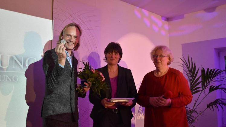 Die Medaille hat der Verein Pro Kunsthalle bekommen. Die Vorsitzende des Kuratoriums Viola von Oeynhausen (r.) und RSAG-Vorstand Yvette Hartmann beglückwünschen Jörg-Uwe Neumann.