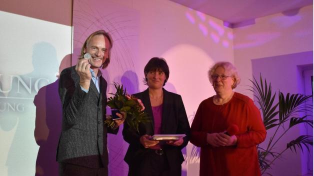 Die Medaille hat der Verein Pro Kunsthalle bekommen. Die Vorsitzende des Kuratoriums Viola von Oeynhausen (r.) und RSAG-Vorstand Yvette Hartmann beglückwünschen Jörg-Uwe Neumann. 