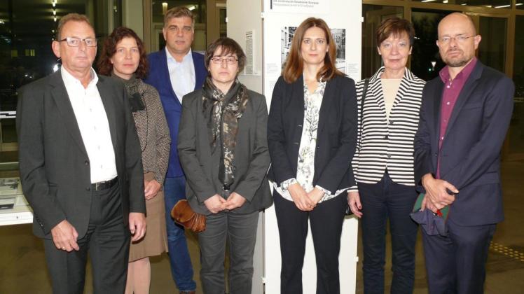 Die Macher und Begleiter der Ausstellung: (von links) Carl-Heinrich Bösling (VHS), Anneke Thiel (Uni-Bibliothek), Christoph Rass (Historiker), Felicitas Hundhausen (Leiterin Uni-Bibliothek), Stefanie Fischer (Referentin), Martina Blasberg-Kuhnke (Uni-Vizepräsidentin), Ulrich Baumann (Ausstellungskurator, Berlin). 