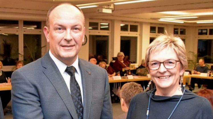 Neu im Rat: Bürgermeisterin Alice Gerken verpflichtete Manfred Bartsch für CDU-Ratsherr Marco Bardeck. 