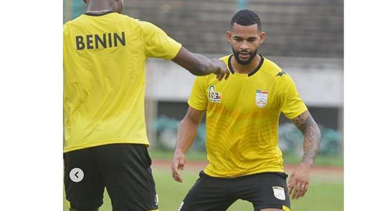In ungewohntem Gelb: Cebio Soukou im Training der Nationalmannschaft von Benin. 