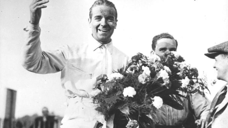 Bernd Rosemeyer bei seinem letzten Sieg auf der englischen Rennstrecke von Donington. Repro: Carsten van Bevern