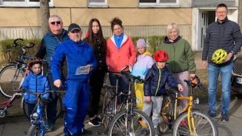 Flüchtlinge aus der Ukraine erhalten Fahrräder.