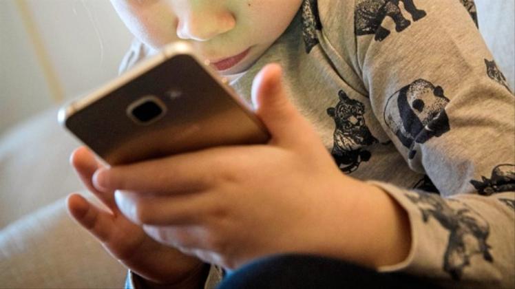 Können mitunter eine Gefahr für Kinder und Jugendliche darstellen: Smartphones. 

            
Symbolfoto: Hans-Jürgen Wiedl/dpa