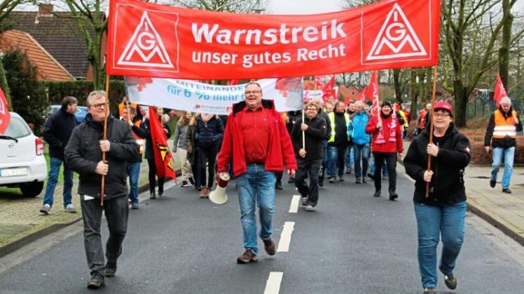 In Papenburg beteiligten sich rund 300 Mitarbeiter von KS Gleitlager mit einem einstündigen Demonstrationsmarsch durch die Innenstadt an die Streikaktion. 