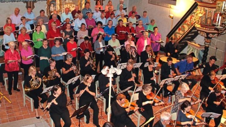 Mit langen Ovationen gefeiert: der Kammerchor Cantus firmus und das Orchester „pro musica“ unter der Leitung von Stefan Bruhn. 