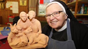 Schwester Josefo fand beim Töpfern in der Wärmestube Ruhe und Ausgleich. Sie hat viele Krippenfiguren modelliert. 