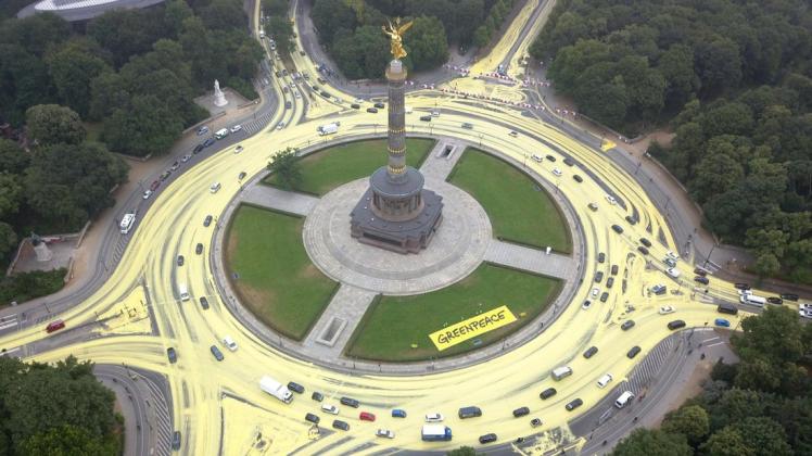 Der Kreisverkehr an der Berliner Siegessäule sollte sich für einen Tag in eine gelbe Sonne verwandeln, so die Idee von Greenpeace. Foto: dpa/Greenpeace Germany