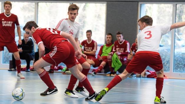 Das Spiel der Techniker: Stenums Bastian Morche (rechts) wusste auch auf engstem Raum mit dem Futsal etwas anzufangen. 