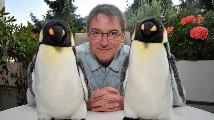 Markus Tönnishoff fragt sich, wie man intersexuellen Pinguinen mehr Rechte zukommen lassen kann. 