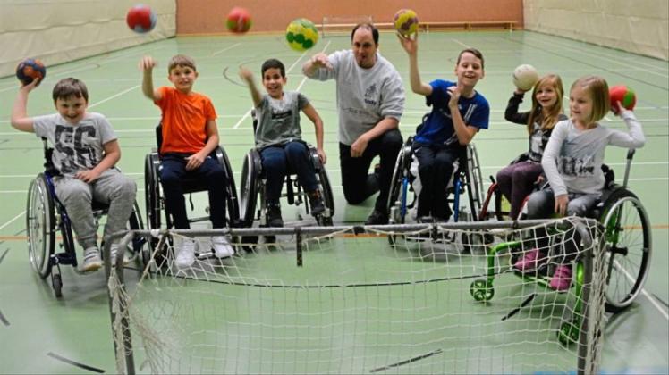 Die Spieler der ersten Stunde: Die Rollstuhlhandballer um Trainer Andreas Giebert sind die kleinste und jüngste Gruppe im Delmenhorster TV. 
