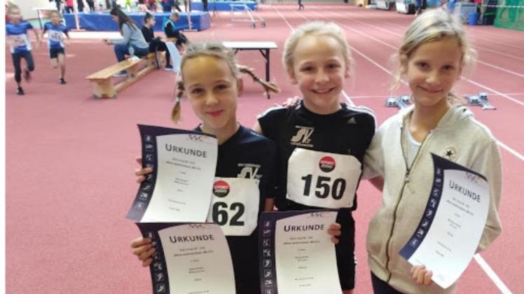 Dreimal auf das Siegerpodest kam die neunjährige Rike Albrecht (Mitte), hier mit den gleichaltrigen Emma Scholz (l.) und Mia Alena Gerullis. Emma wurde in Schwerin zweimal Fünfte, Mia bestritt  ihren ersten Wettkämpfen war überhaupt.