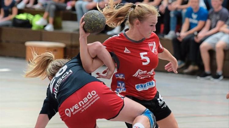 Die Handballerinnen der HSG Hude/Falkenburg II haben bei der HG Jever/Schortens glücklich mit 28:27 (16:13) gewonnen. Malin Blankemeyer traf vier Mal. 