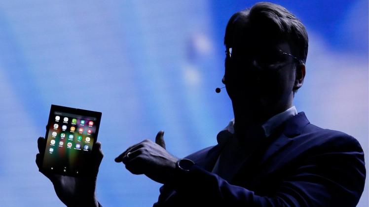 Justin Denison, Leiter der Mobilgeräteentwicklung von Samsung, stellt das faltbare Smartphone vor.