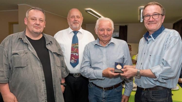 Der diesjährige Matjes-Orden des Fischereivereins Delmenhorst wurde vom Vorsitzenden Detlef Roß (rechts) an Bernhard Pieper (2. v.r.) verliehen. Mit dabei die stv. Vorsitzenden Bernd Blech und Werner Husak (v.l.). Der diesjährige Matjes-Orden des Fischereivereins Delmenhorst wurde vom Vorsitzenden Detlef Roß (rechts) an Bernhard Pieper (2. v.r.) verliehen. Mit dabei die stv. Vorsitzenden Bernd Blech und Werner Husak (v.l.).