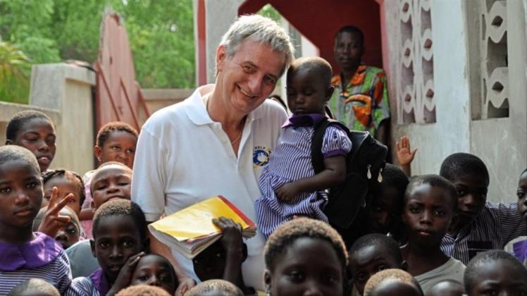 Reiner Meutsch in Ghana: Im Dorf Kokrobite nahe der Hauptstadt Accra informiert er sich über ein Hilfsprojekt seiner Stiftung. Er unterstützt dort den Ausbau der Dorfschule „Life in Christ Academy“. 