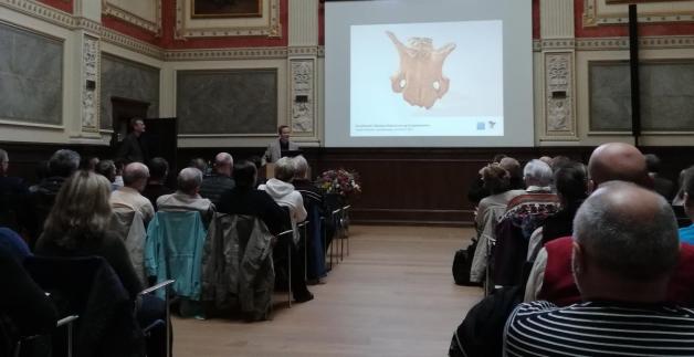 Prof. Hans-Jörg Karlsen stellt bei der IPAL-Tagung im Uni-Hauptgebäude Fundstücke und erste Ideen für das Archäologische Landesmuseum in Rostock vor. Prof. Hans-Jörg Karlsen stellt bei der IPAL-Tagung im Uni-Hauptgebäude Fundstücke und erste Ideen für das Archäologische Landesmuseum in Rostock vor.