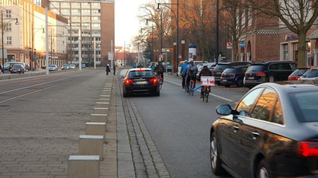 Die Kolonne provozierte bereits in der halben Stunde gefährliche Überholmanöver Die Kolonne provozierte bereits in der halben Stunde gefährliche Überholmanöver