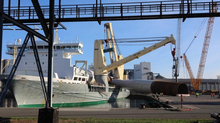 Im Rostocker Überseehafen ist es am Mittwochabend bei Verladearbeiten zu einem schweren Unfall gekommen. Ein etwa 1.000 Tonnen schweres Bauteil für Windkraftanlagen rutsche beim Transport auf ein Spezialschiff ab - ein Leichtverletzter und eine halbe Million Euro Schaden.