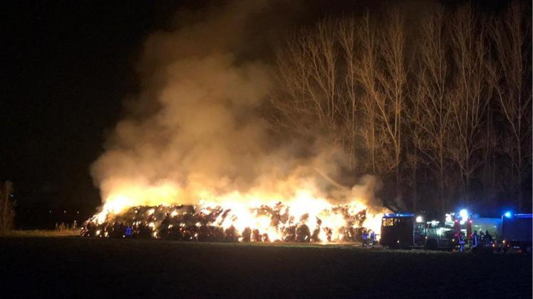 Auf einem Feld nahe Purkshof gingen rund 500 Strohballen in Flammen auf.