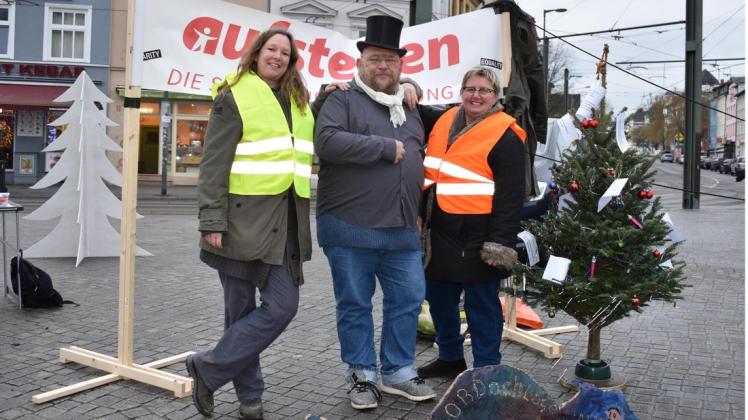 Die Mitglieder der Sammlungsbewegung "Aufstehen" in Rostock, Anne Ruppert, Manfred Römer und Brigitte Krüger setzen sich mit der Aktion "Würde statt Armut" für die ein, die davon betroffen sind. 