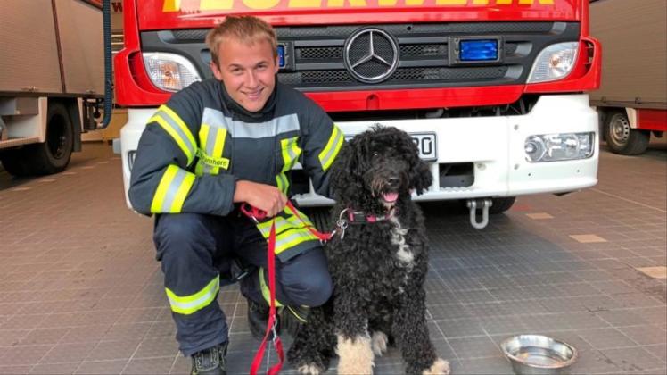 Wasser und Streicheleinheiten: Hund „Bo“ wurde von den Kameraden der Feuerwehr Brinkum betreut, während seine Besitzer ambulant im Krankenhaus behandelt wurden. 