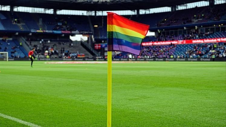 Trotz Kampagnen wie hier in Kopenhagen: Homosexualität ist oft noch ein Tabu-Thema im Fußball. 