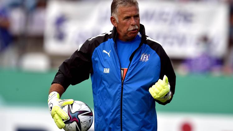 Rolf Meyer, seit 2003 Torwart-Trainer des VfL Osnabrück. Am Saisonende ist Schluss. 07-08-2021 / pmk / NE153061 Fussball/Herren DFB-Pokal Saison 2021/2022 Stadion Bremer Bruecke Osnabrueck CORONA-Spieltag