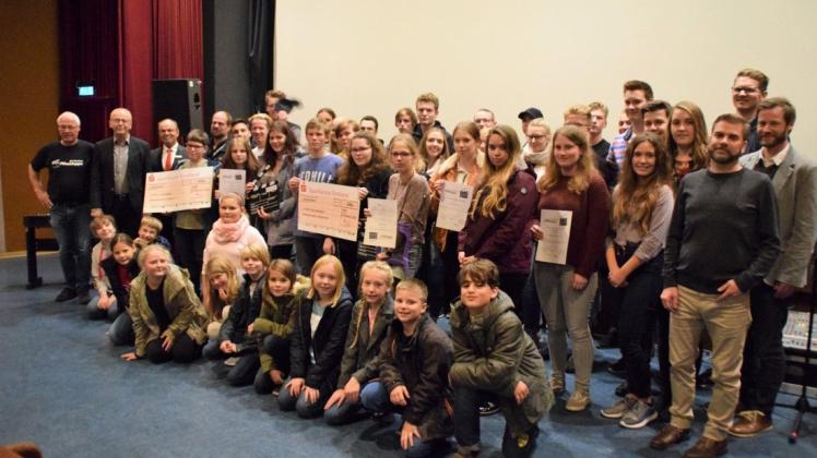 Die Teilnehmer der sechsten "Filmklappe Emsland" trafen sich bei der Preisverleihung im Lingener Centralkino. Foto: Landkreis Emsland
