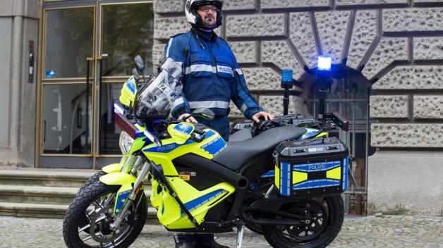Polizeioberkommissar Björn Steven Sorge steht neben einem der beiden bundesweit ersten Elektro-Polizeimotorräder für den städtischen Einsatz- und Streifendienst. Foto: Gentsch/dpa Polizeioberkommissar Björn Steven Sorge steht neben einem der beiden bundesweit ersten Elektro-Polizeimotorräder für den städtischen Einsatz- und Streifendienst. Foto: Gentsch/dpa