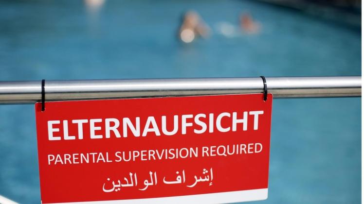 Der Expertenrat: Nichtschwimmer dürften nur mit Schwimmhilfen ins Schwimmbecken und müssen auch dann ständig beobachtet werden. Foto: Jan Woitas/dpa