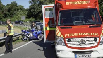 Bei einem Unfall auf der A1 ist ein 27-jähriger Motorradfahrer schwer verletzt worden. Foto: NWM-TV