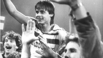 Gefeiert als 18-Jähriger für drei Tore: Olaf Thon (Schalke) auf den Schultern der Fans nach dem 6:6 gegen Bayern München im Mai 1984. Foto: Witters