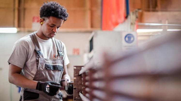 Flüchtlinge auf dem deutschen Arbeitsmarkt: Der Somalier Ugaas Ziad ist Praktikant bei der Firma "Kühner Wärmetauscher". Foto: dpa