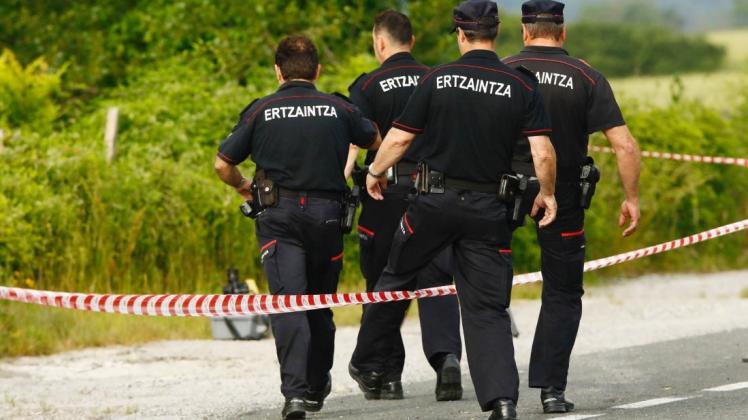 Polizisten sichern den Fundort der Leiche. Ein DNA-Abgleich identifizierte die Tote. Foto: dpa/Jesus Andrade/El Correo