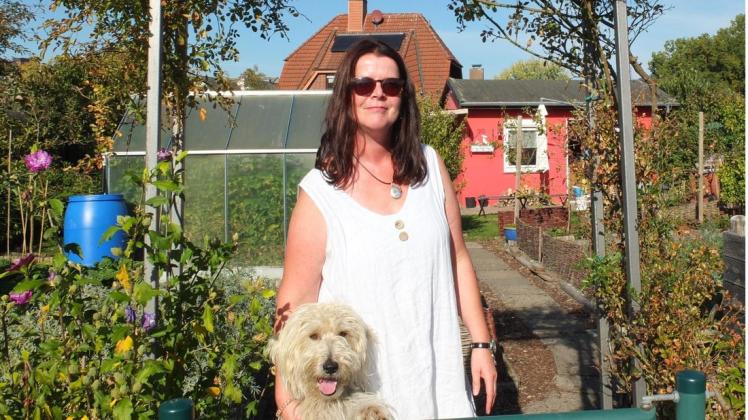 Silvia Kreiensen in ihrem Kleingarten. Immer mit dabei: Hund Sammy. Foto: Julia Schächtele