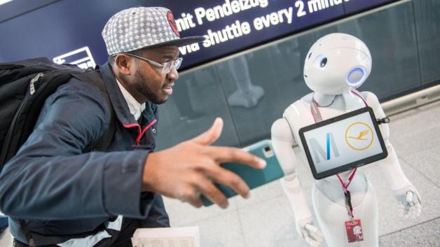 Der Roboter Pepper soll künftig Fluggästen den Weg zu ihrem Flug zeigen. Foto: dpa