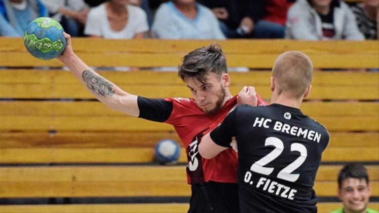 Der Hasteder TSV ist pleite, der Spielbetrieb mit dem HC Bremen – der als SG (rechts Ole Fietze) in der Handball-Oberliga auch auf die HSG Delmenhorst (links Philipp Freese) trifft – soll aber weiterlaufen. 