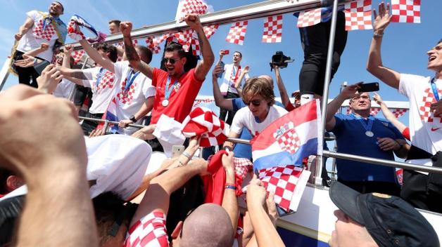Fußballstars hautnah: Die Kroaten um Luka Modric (Mitte) gaben ihren Anhängern fleißig Autogramme und feierten ordentlich. Foto: imago/Xinhua