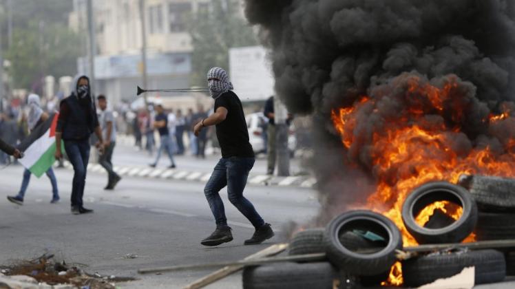 Palästinenser liefern sich Auseinandersetzungen mit israelischen Truppen. Foto: dpa
