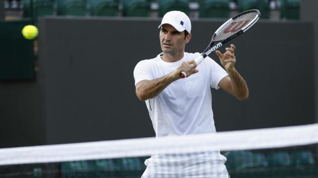 Roger Federer sucht während seiner Spiele oft den Weg zum Netz. Foto: dpa/Peter Klaunzer/KEYSTONE