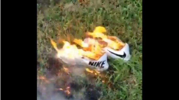 Bei Twitter posten User Videos, in denen sie ihre Nike-Schuhe verbrennen. Foto: Twitter