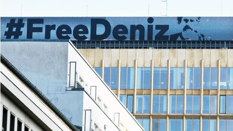 Der "Welt"-Korrespondent Deniz Yücel kam mittlerweile aus einem türkischen Gefängnis frei. Sieben weitere Deutsche sitzen noch immer hinter Gittern in der Türkei. Foto: Paul Zinken/dpa