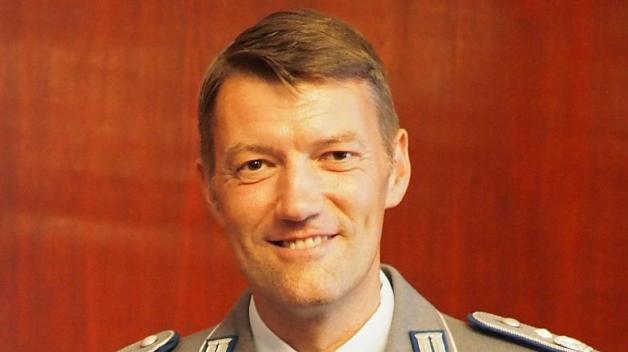 Oberstleutnant Stephan Fey: Eine Dienstpflicht, die neben anderen auch die Bundeswehr einbezieht, darf nicht dazu führen, dass so rekrutiert wird. Die Bundeswehr ist mittlerweile sehr professionalisiert. Es ist aber eine gute Gelegenheit, soziales Engagement in gesellschaftlich tragenden Bereichen kennenzulernen – und auch die Bundeswehr. 