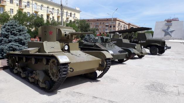 Alte russische Panzer stehen vor der „Alten Mühle“.Foto: Benjamin Kraus